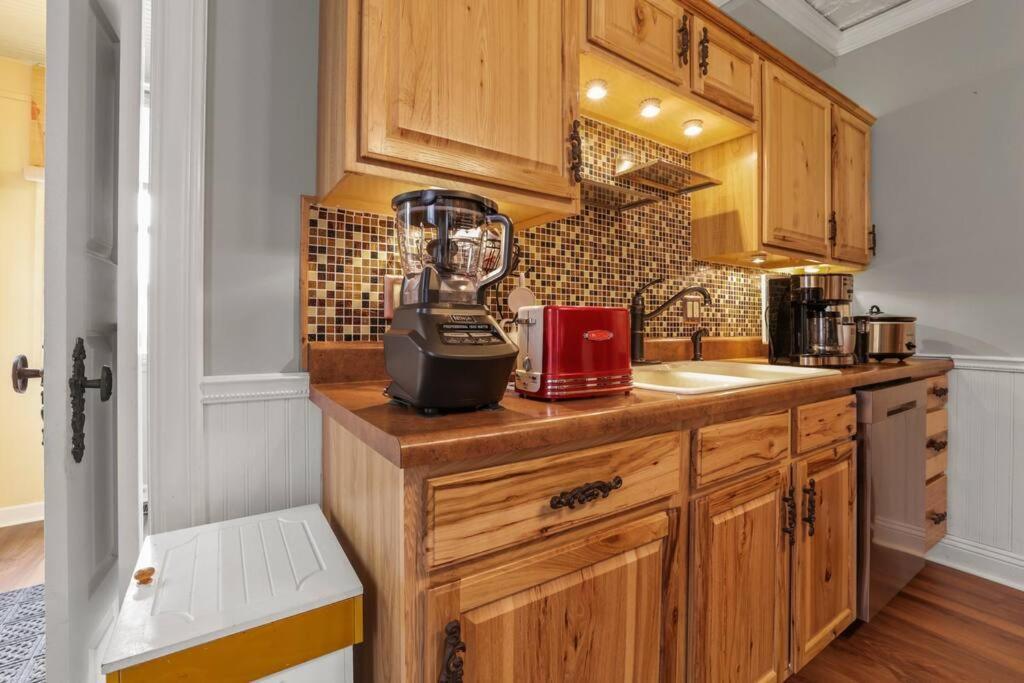Charming Victorian Home - 2 Minutes To Downtown 랭커스터 외부 사진